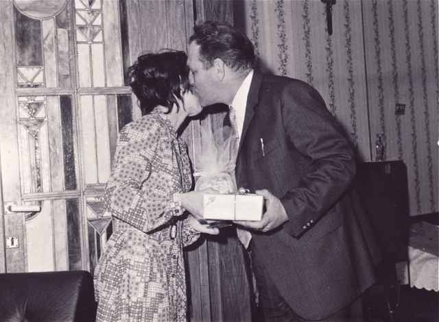 En na al die jaren probeerde hij alweer om haar te versieren op haar verjaardagsfeest. Het eerste wat in de vuilbak kwam nadien was zijn cadeautje. Ongeopend!